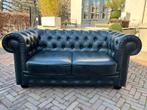 Chesterfield 2 zits Bank Zwart Leer igs, Huis en Inrichting, Banken | Bankstellen, Gebruikt, 150 tot 200 cm, Tweepersoons, Rechte bank