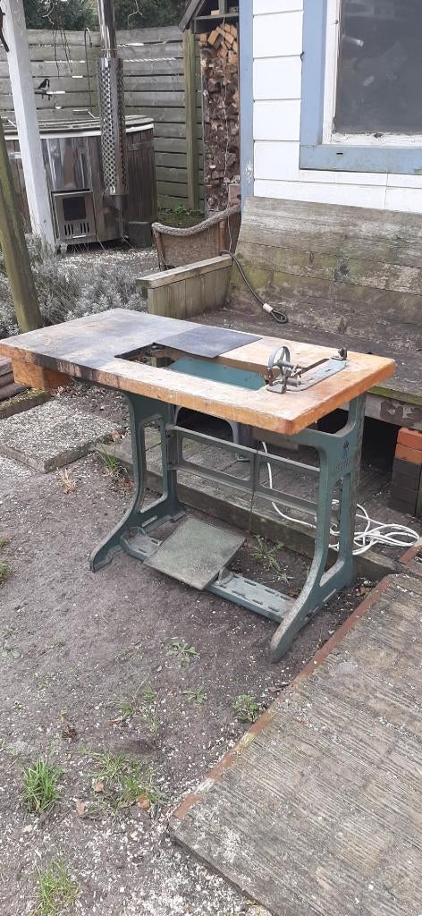 vintage onderstel naaimachine, Ophalen