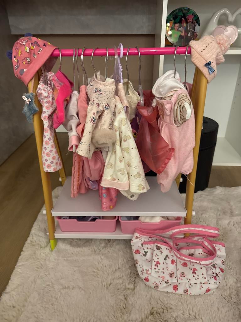 Poppen kledingkast met veel kleertjes en tasje, Ophalen, Gebruikt, Meisje