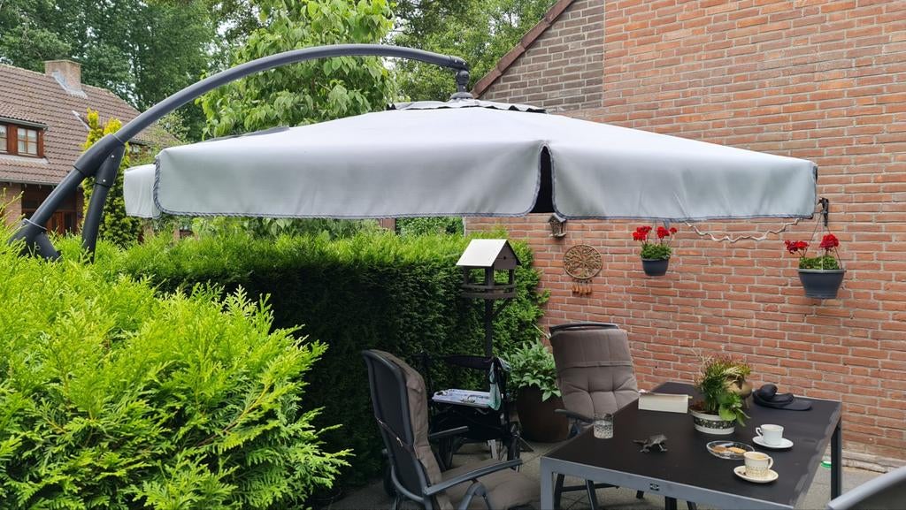 Madison Zweefparasol grijs groen inclusief gratis hoes, Ophalen of Verzenden, Zweefparasol, Verstelbaar