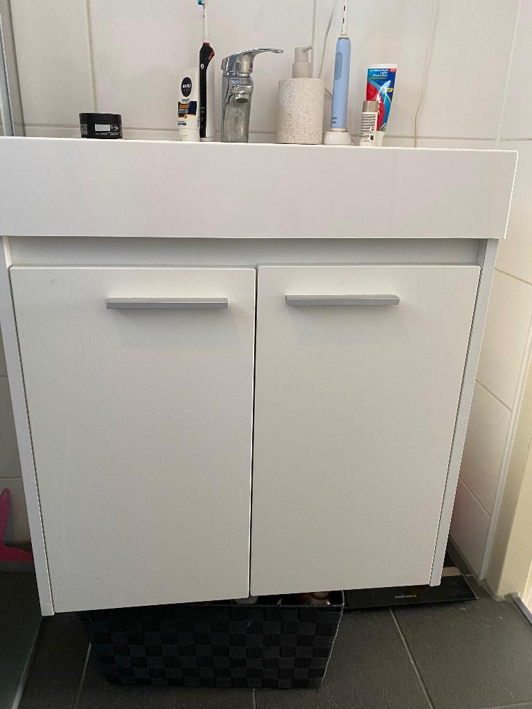 Gratis badkamer meubel met spiegelkast en kraan, Huis en Inrichting, Badkamer | Badkamermeubels, Ophalen, Gebruikt, 50 tot 100 cm