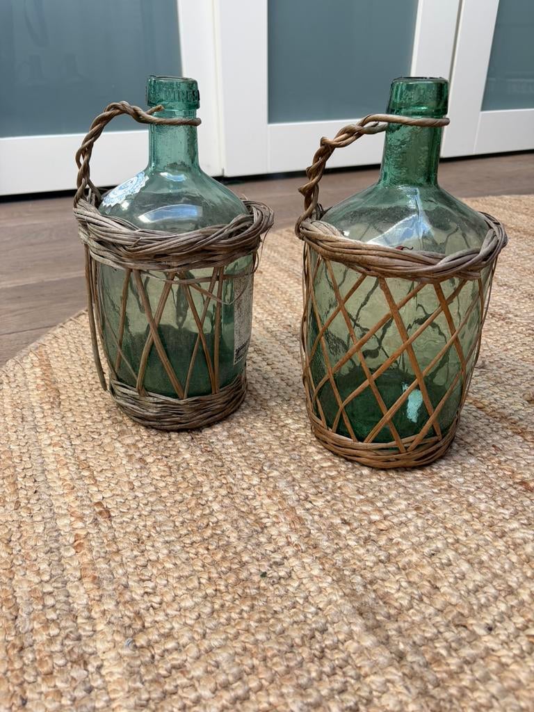 Groene fles in mand Viresa vintage 2 stuks, Huis en Inrichting, Woonaccessoires | Vazen, Gebruikt, Ophalen of Verzenden, Glas