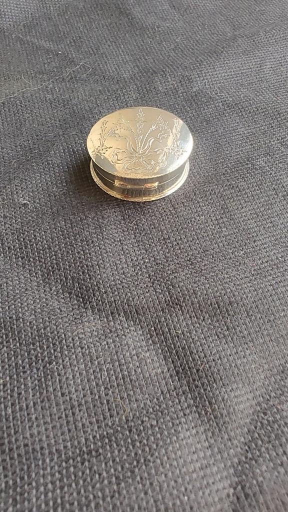 Antiek Zilveren Pillendoosje met Gravering, Antiek en Kunst, Antiek | Goud en Zilver, Ophalen, Zilver