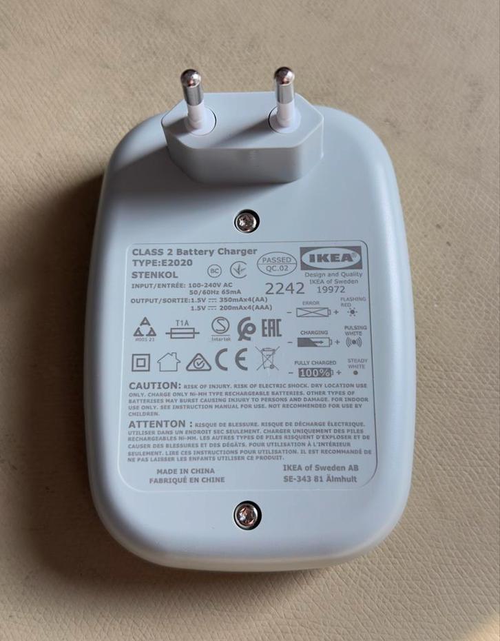 IKEA STENKOL E2020 Batterijlader voor AA/AAA batterijen, Audio, Tv en Foto, Accu's en Batterijen, Zo goed als nieuw, Oplaadbaar