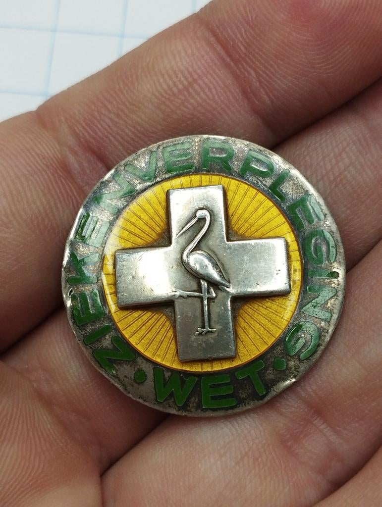 Vintage verpleegster- en verloskundigenbadge, Ophalen of Verzenden, Overige materialen