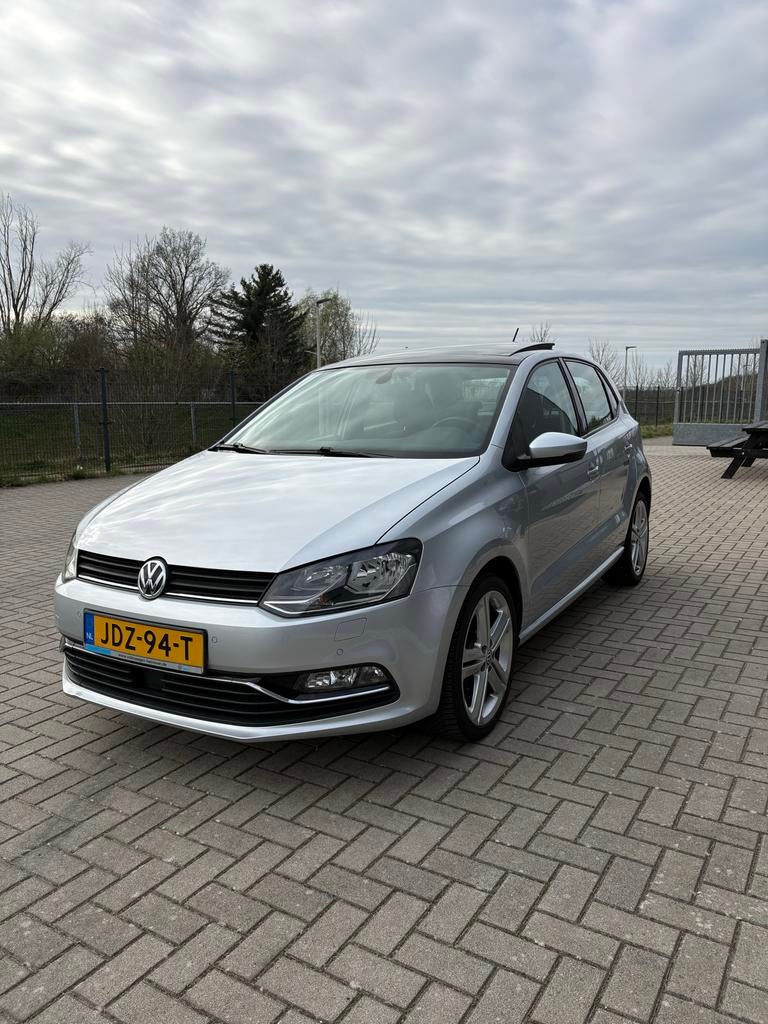 Volkswagen Polo 1.2 TSI High line PANO 66KW 2014 Grijs, Auto's, Volkswagen, 4 cilinders, Handgeschakeld, Particulier, 1000 kg