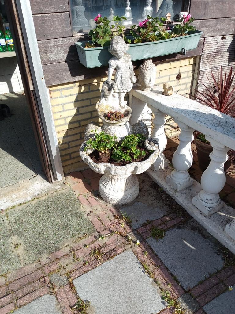 Betonnen plantenbak met beeldje, Ophalen