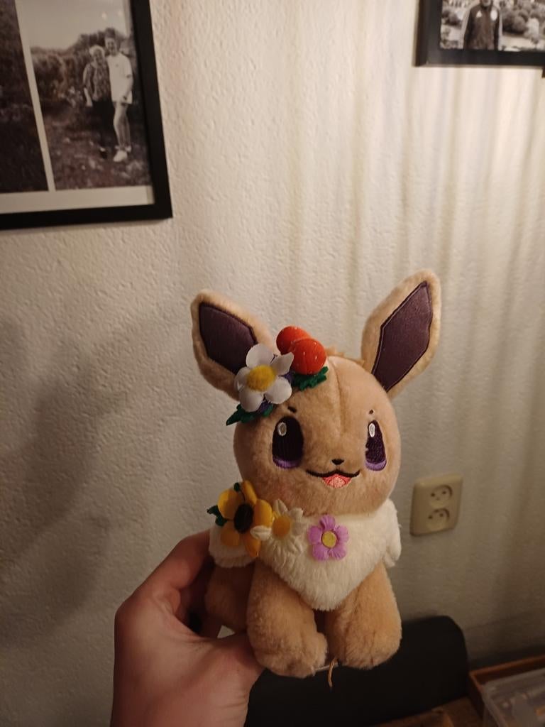 Schattige Eevee Knuffel met Bloemenkrans, Kinderen en Baby's, Speelgoed | Knuffels en Pluche, Ophalen, Zo goed als nieuw, Overige typen