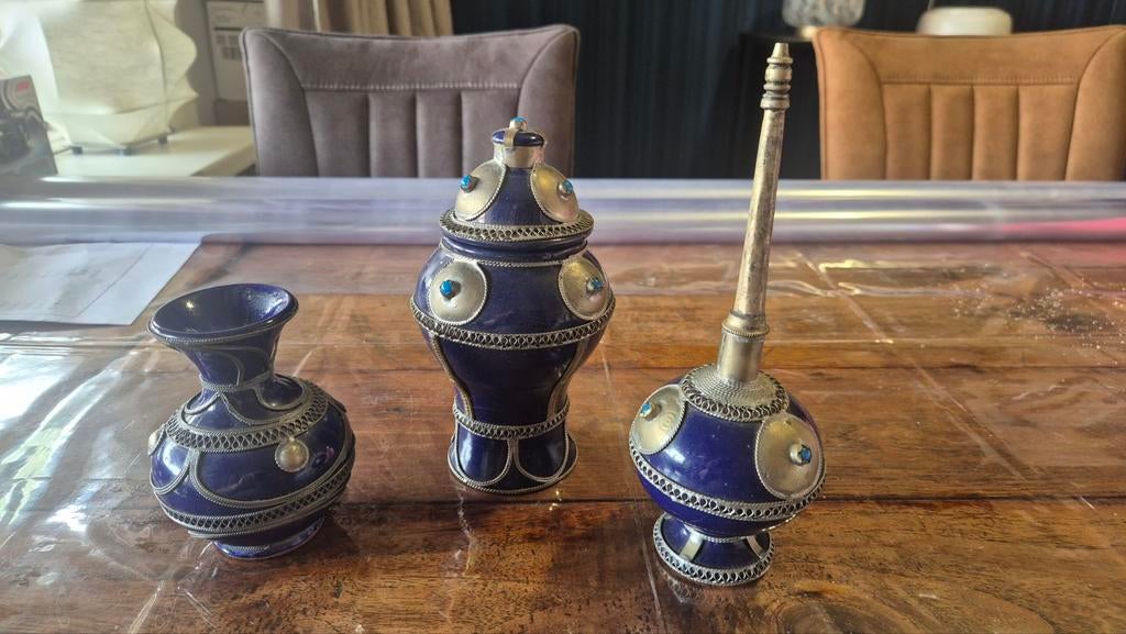 Drie blauwe vazen met zilverkleurige versieringen, Antiek en Kunst, Ophalen of Verzenden