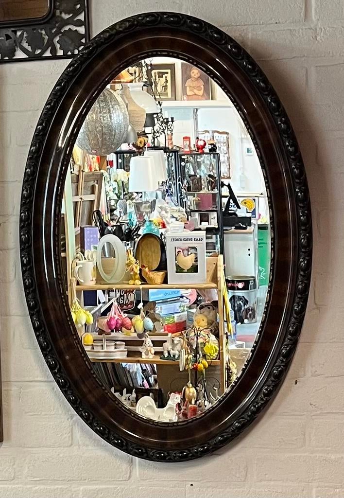 Antieke notenhouten ovalen spiegel., Ophalen, Ovaal, Minder dan 50 cm