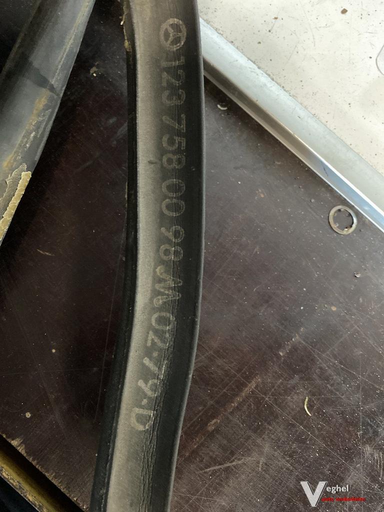 Mercedes W123 2.5 B 1978 2400105 Kofferbakrubber origineel 1, Gebruikt, -, -, Ophalen of Verzenden