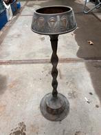 Antieke bronzen staande kandelaar met gedraaide zuil, Ophalen of Verzenden