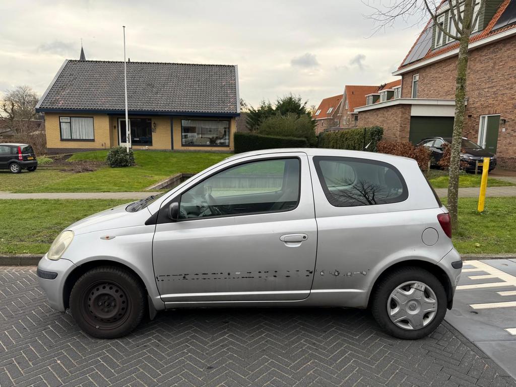 Toyota Yaris 1.0 VVT-i Terra - APK 12/2026 - RIJDT & SCHAKEL, Auto's, Toyota, Stof, Gebruikt, 4 cilinders, 400 kg