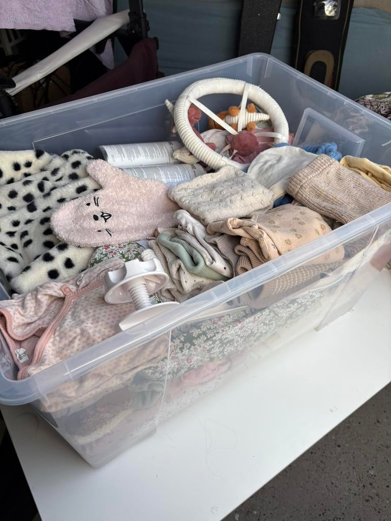 Grote doos Babykleding en toebehoren, Ophalen, Zo goed als nieuw