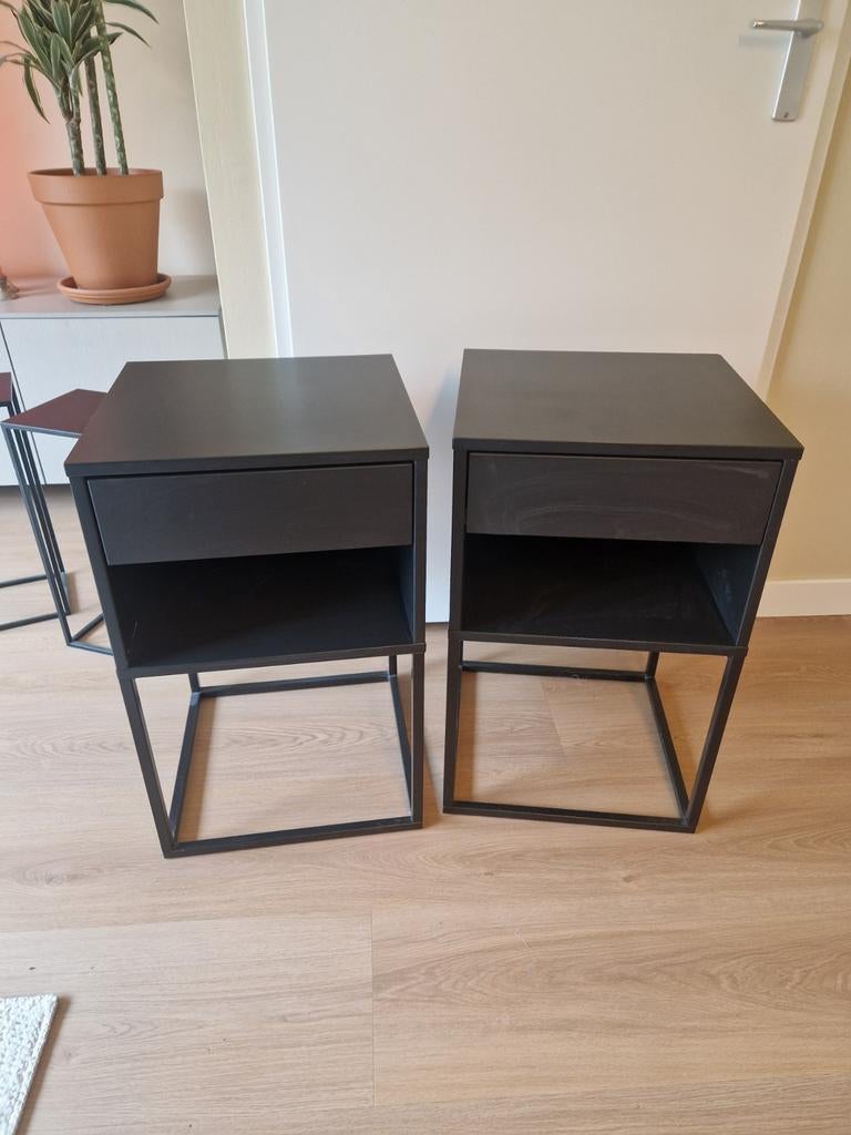 2x IKEA Vikhammer nachtkastje - Zwart, Huis en Inrichting, Slaapkamer | Nachtkastjes, Ophalen, Gebruikt, Minder dan 45 cm, 55 tot 70 cm
