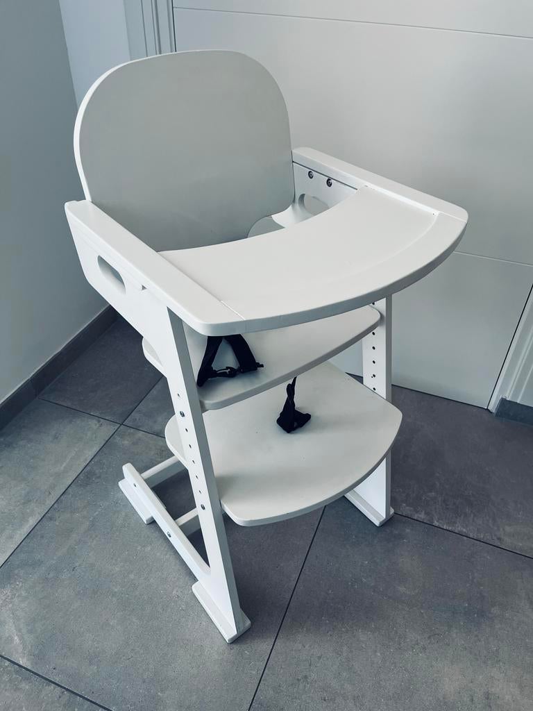 Kinderstoel wit verstelbaar met riem, hout- Nieuwstaat, Kinderen en Baby's, Kinderstoelen, Ophalen, Zo goed als nieuw, Meegroeistoel