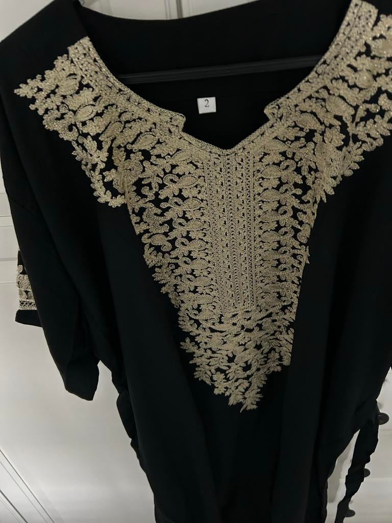 Zwarte jurk met gouden borduursel nieuw, Zwart, Maat 42/44 (L), Ophalen of Verzenden, Gedragen
