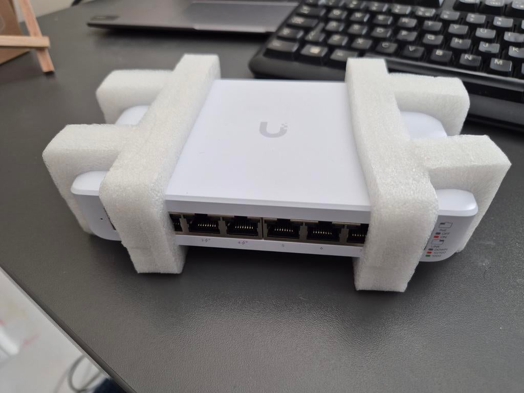 Ubiquiti USW Lite 8 PoE, Computers en Software, Netwerk switches, Ophalen of Verzenden, Nieuw