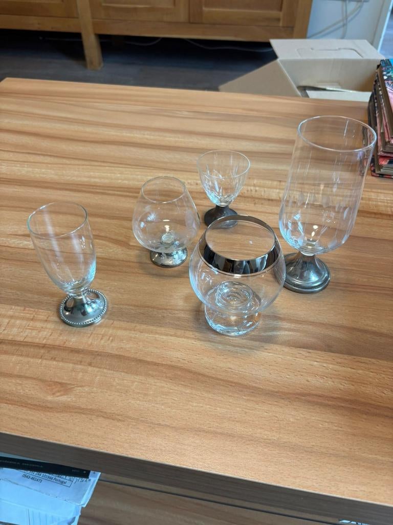 Te koop oude glaasjes met zilveren voet, Verzamelen, Glas en Borrelglaasjes, Ophalen, Borrel- of Shotglas
