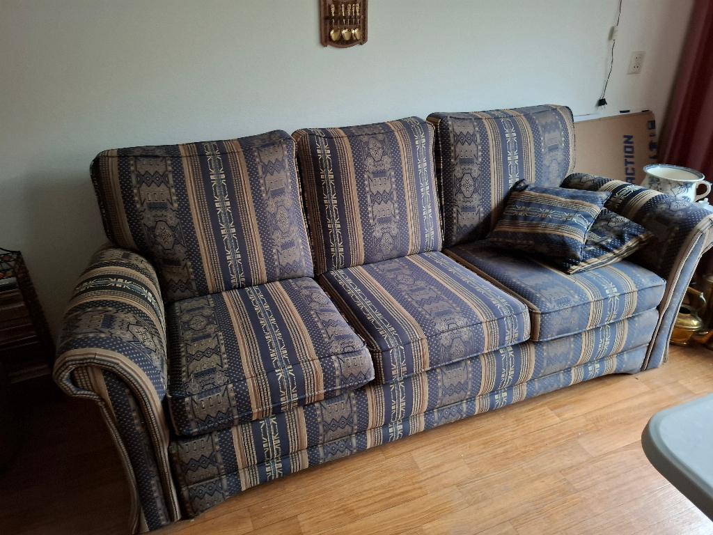 Klassieke driezitsbank hele goede staat gratis ophalen., Huis en Inrichting, Banken | Bankstellen, Ophalen, Gebruikt, Klassiek