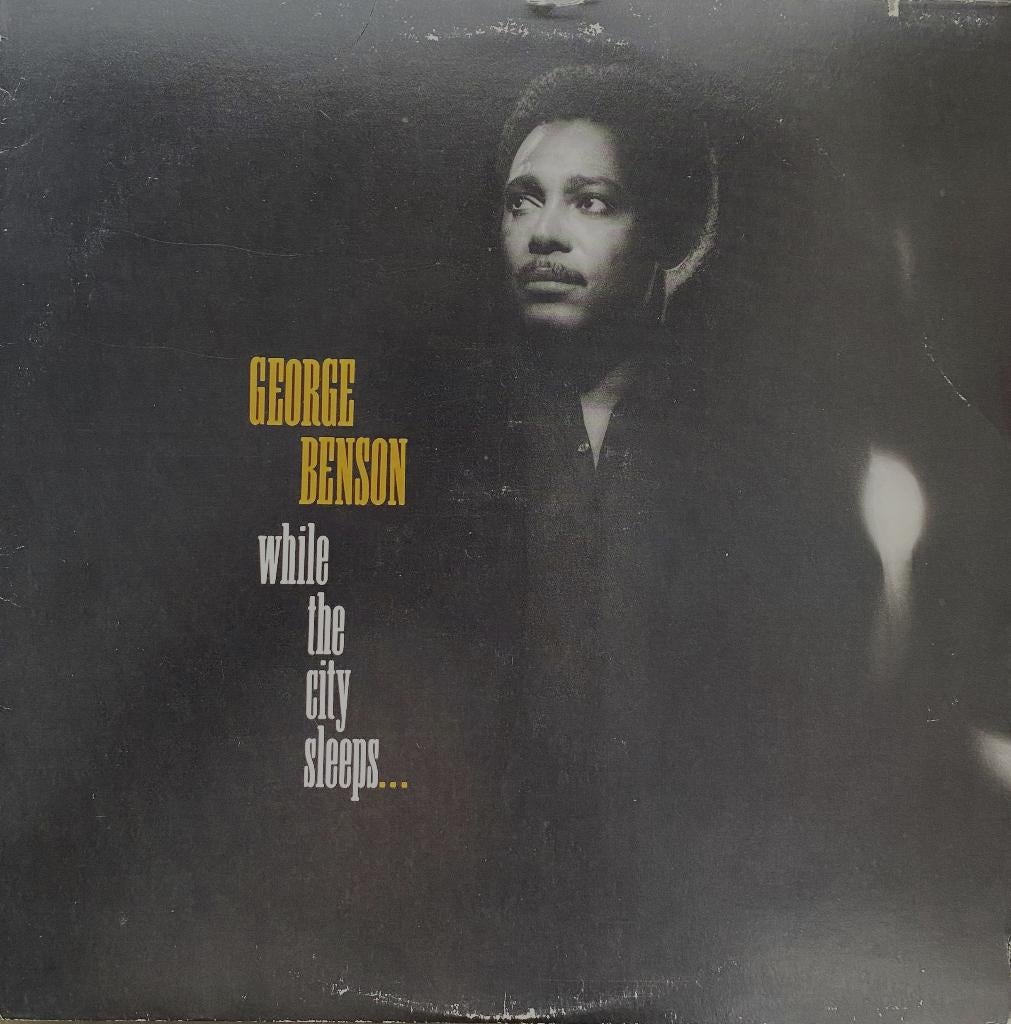 George Benson - WHILE THE CITY SLEEPS...@1986, Ophalen of Verzenden, Zo goed als nieuw, 12 inch, Inclusief binnenhoes