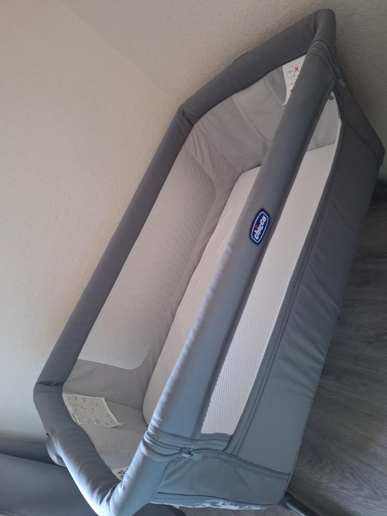 Co-sleeper Chicco Next2me grijs, Kinderen en Baby's, Babywiegjes en Ledikanten, Zo goed als nieuw, Wieg, Ophalen