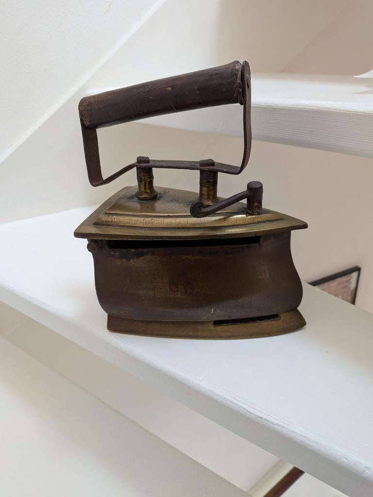 Antiek strijkijzer. Koper., Ophalen