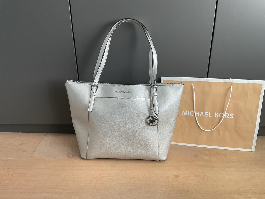 Michael Kors Shopper Zilver - Zo goed als nieuw, Sieraden, Tassen en Uiterlijk, Tassen | Damestassen, Ophalen of Verzenden, Zo goed als nieuw