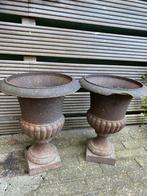 Twee zware gietijzeren tuinvazen - Klassieke decoratie, Tuin en Terras, Ophalen, Zo goed als nieuw