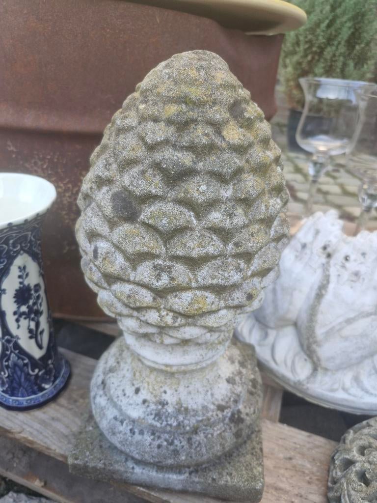 Decoratieve betonnen dennenappel voor tuin of interieur, Tuin en Terras, Tuinbeelden, Gebruikt, Abstract beeld, Beton, Ophalen