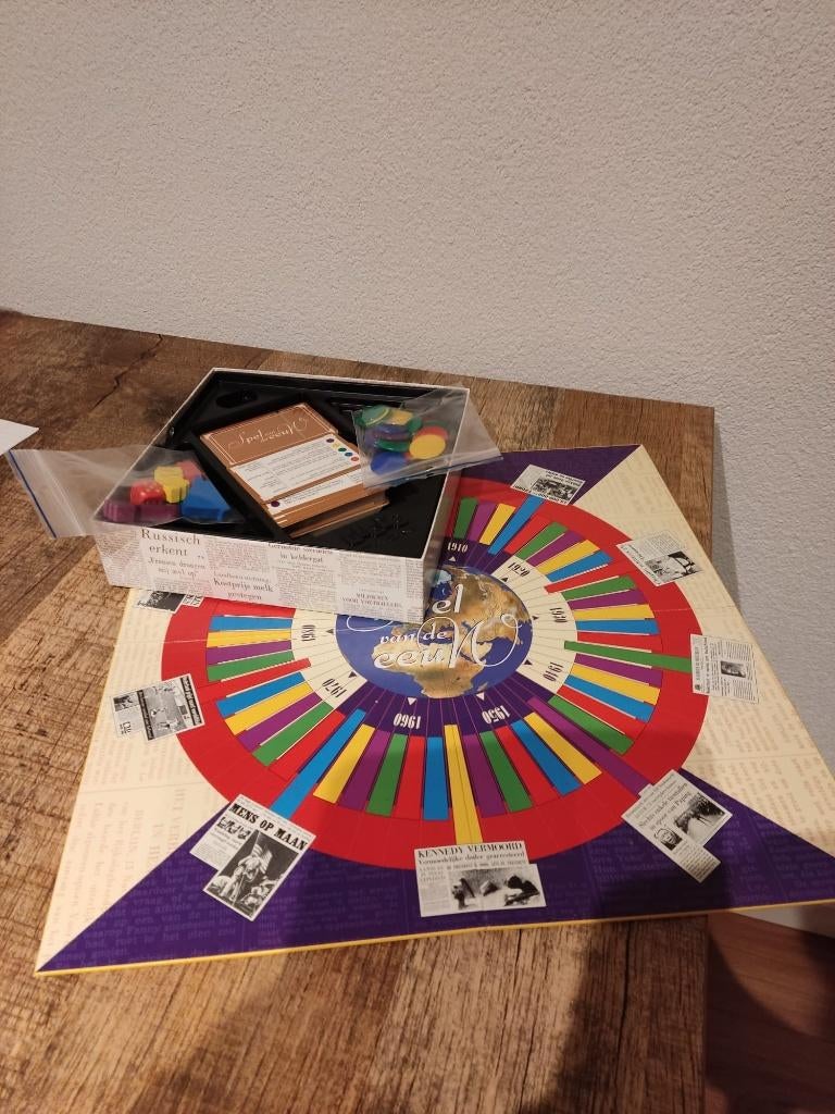 Spel van de eeuw – wat gebeurde er in de 20ste eeuw?, Ophalen of Verzenden, Zo goed als nieuw
