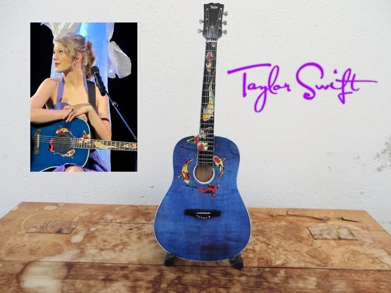 Miniatuur gitaar Taylor Swift "Koi Fish" semi-akoestisch, Ophalen of Verzenden, Nieuw, Pop, Beeldje of Miniatuur