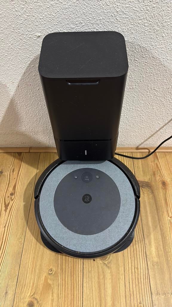 Black IRobot vaccum cleaner with auto recharge, auto empty, Witgoed en Apparatuur, Stofzuigers, Gebruikt, Robotstofzuiger, 1200 tot 1600 watt