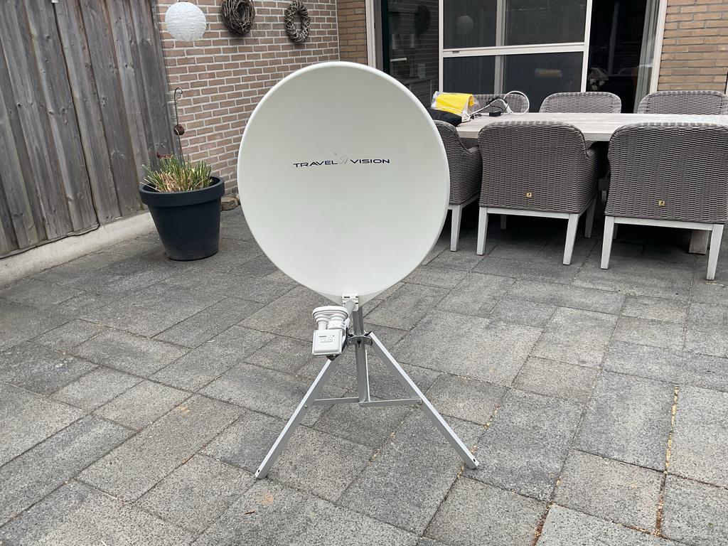 Travel Vision R6 volautomatische schotelantenne, Ophalen of Verzenden, Zo goed als nieuw, (Schotel)antenne, Overige merken