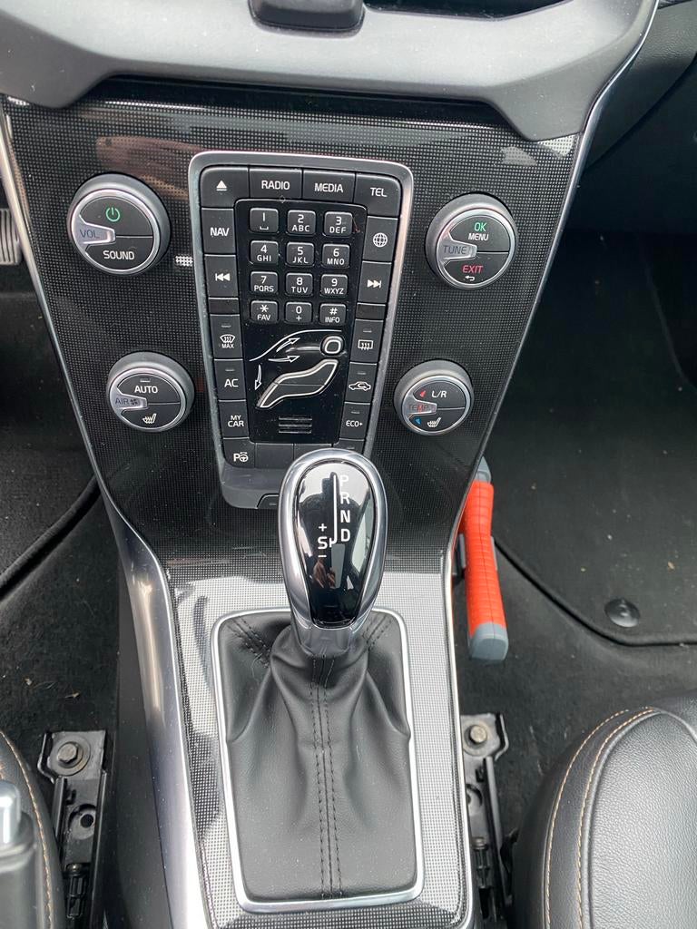 Volvo V40 1.5 T3 152PK Geartronic 2020 Bruin, Auto's, Volvo, 1498 cc, 4 cilinders, 75 €/maand, 152 pk