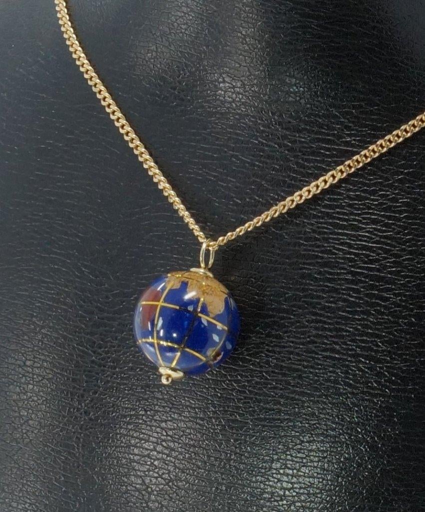 Wereld bol globe 18k gouden ketting hanger Lapis Lazuli, Verzenden, Zo goed als nieuw, Met edelsteen, Info@voordeelsieraden.nl