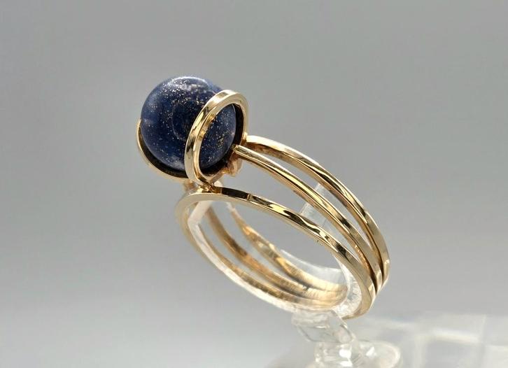 Gouden Vintage design ring edelstenen lapis lazuli. 2026/210, Sieraden, Tassen en Uiterlijk, Ringen, Nieuw, Dame, 17 tot 18, Blauw