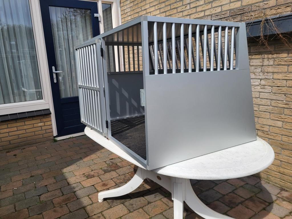 Kelder hondenkooi, Ophalen