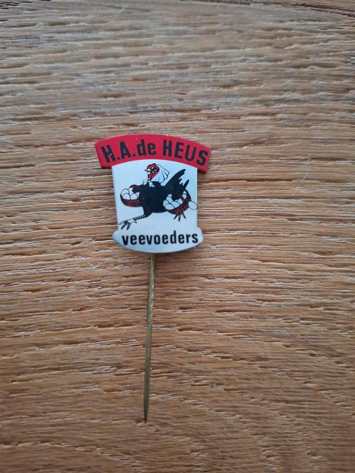 Vintage speldje pin prikker H. A. de Heus veevoeders, Verzamelen, Speldjes, Pins en Buttons, Gebruikt, Overige onderwerpen, Ophalen of Verzenden