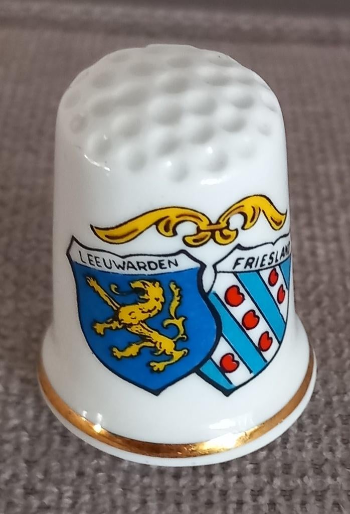 Vingerhoedje Leeuwarden Friesland, Verzamelen, Vingerhoedjes, Ophalen of Verzenden, Zo goed als nieuw, Porselein, Nederland
