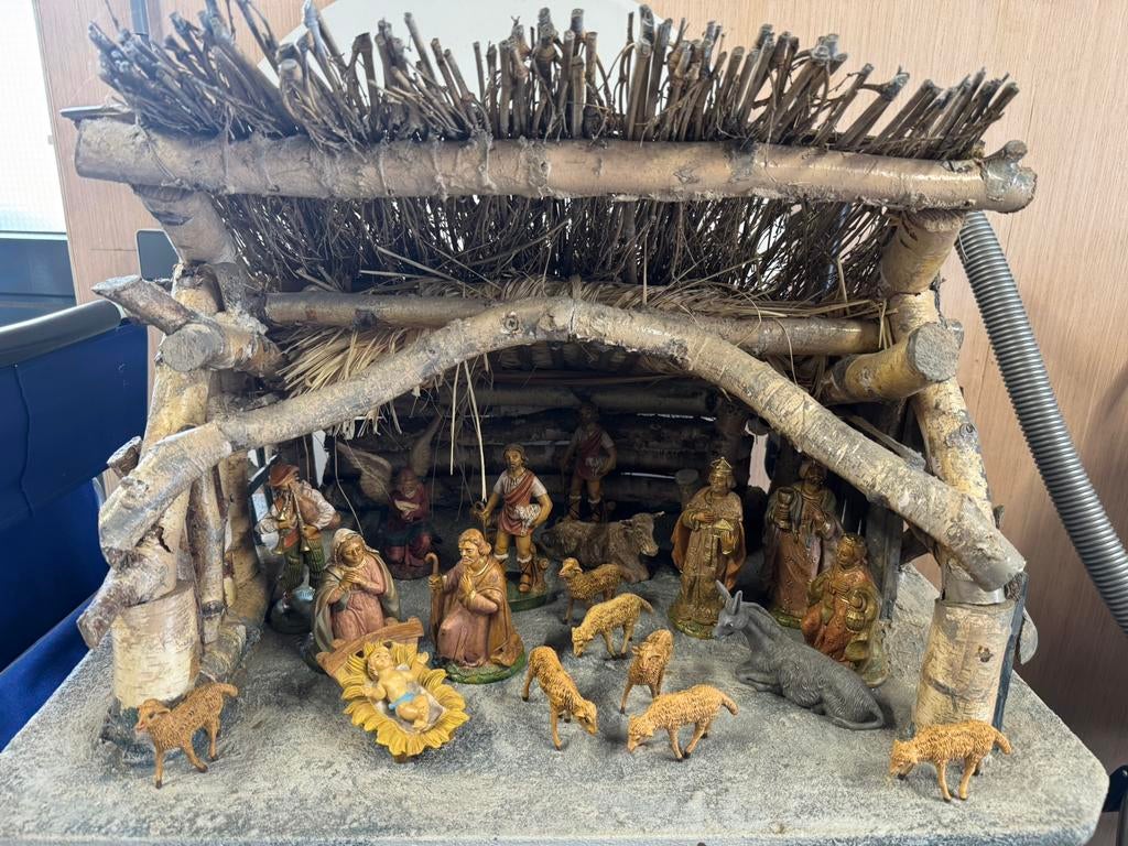 Grote Italiaanse Kerststal met beeldjes – complete  set, Ophalen