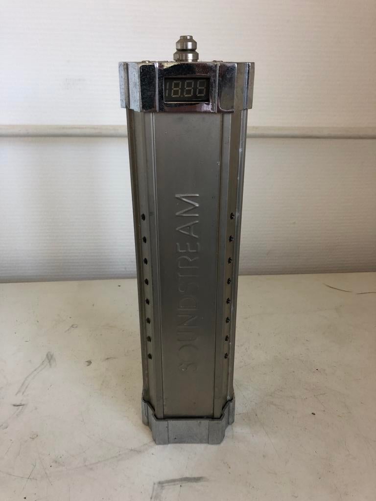 Soundstream 2 farad powercap condensator met display, Auto diversen, Ophalen of Verzenden, Zo goed als nieuw