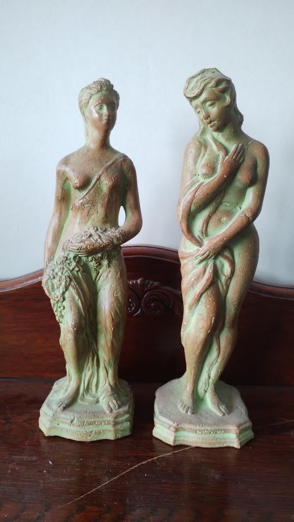 Twee beeldjes, Antiek en Kunst, Ophalen of Verzenden, Gepatineerd, 20 - 50 cm, Steen of Keramiek