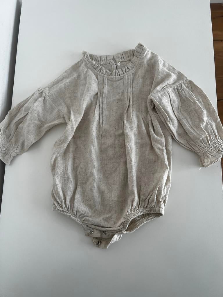Lichtbeige / grijs romper bodysuit 9-12 maanden baby boho, Kinderen en Baby's, Babykleding | Maat 74, Ophalen of Verzenden, Zo goed als nieuw