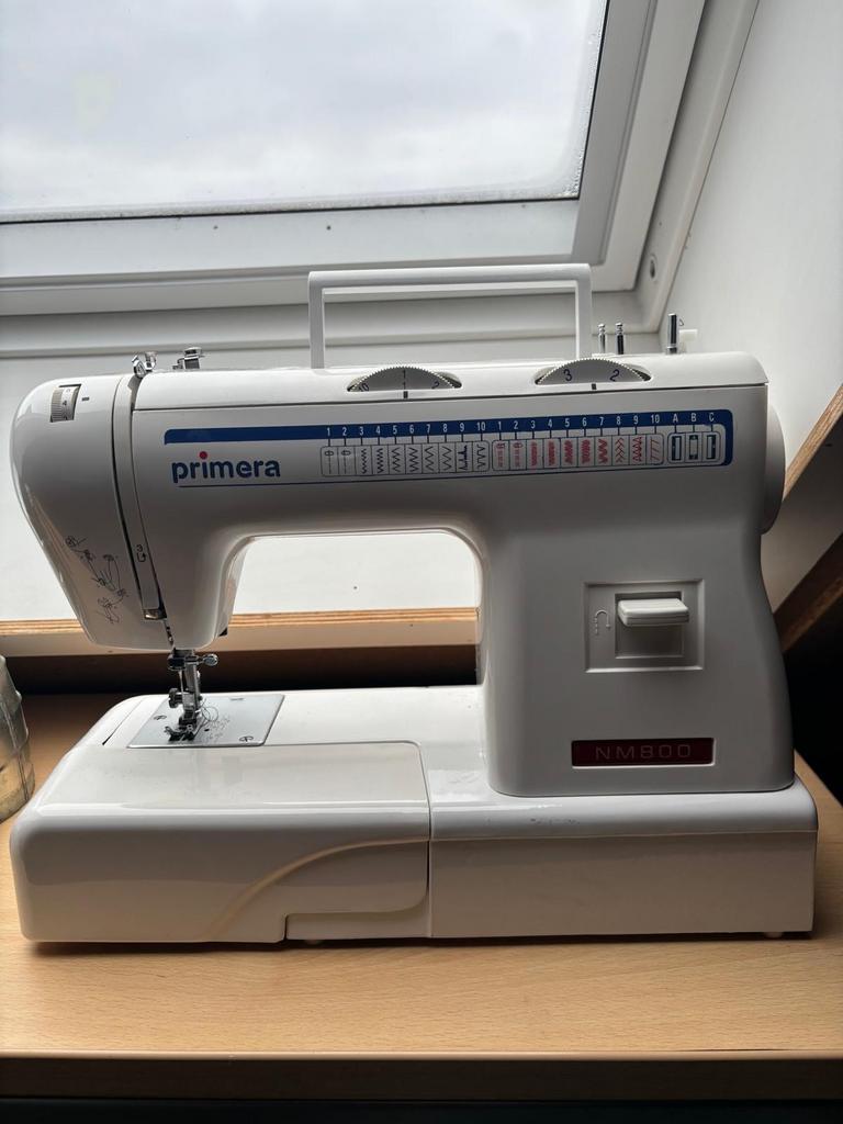 Oude Handgetekende Tekening Van De Oud-naaimachine Vector Illustratie