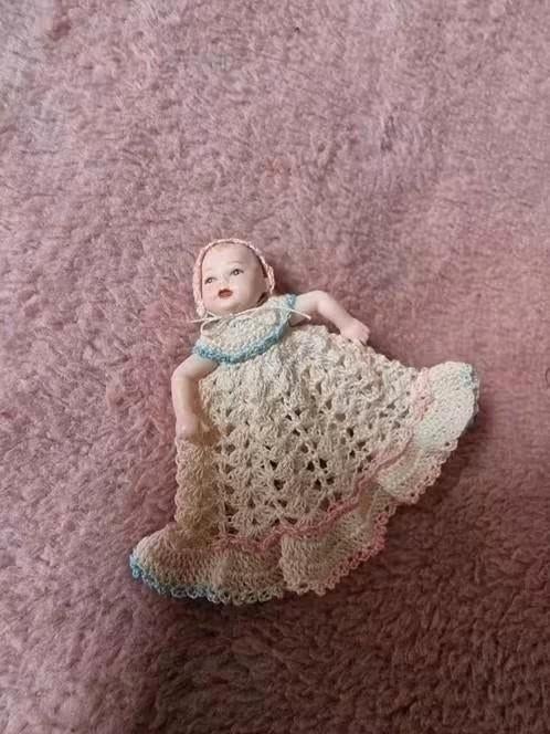 heidi ott miniaturen popje baby met handgebreide kleding 1, Ophalen of Verzenden, Nieuw, Poppenhuis