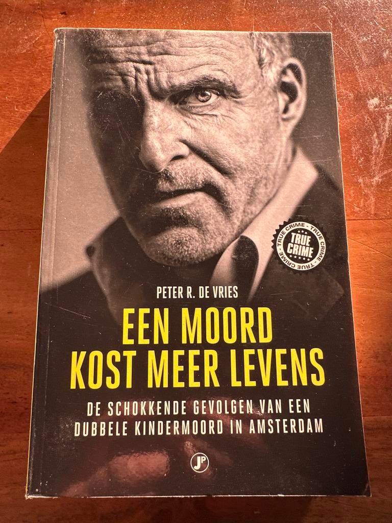 Een Moord Kost Meer Levens - Peter R. de Vries, Boeken, Detectives, Zo goed als nieuw, Ophalen of Verzenden