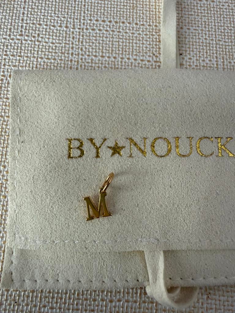 By Nouck Bedel Letter M Goudkleurig rvs, Overige voorstellingen, Ophalen of Verzenden, Zo goed als nieuw, Goud