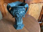 Antieke ijzeren vaas met roosmotief - 19 cm hoog, Antiek en Kunst, Ophalen of Verzenden