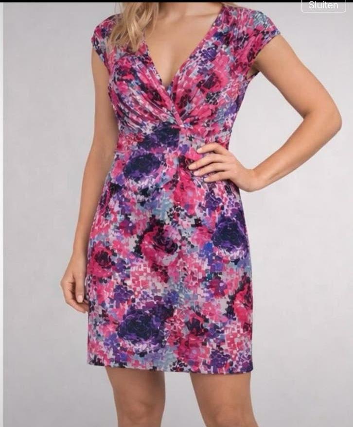 Kleurijke aansluitende jurk met flatterende V-hals, Ophalen of Verzenden, Roze, Maat 36 (S), Gedragen